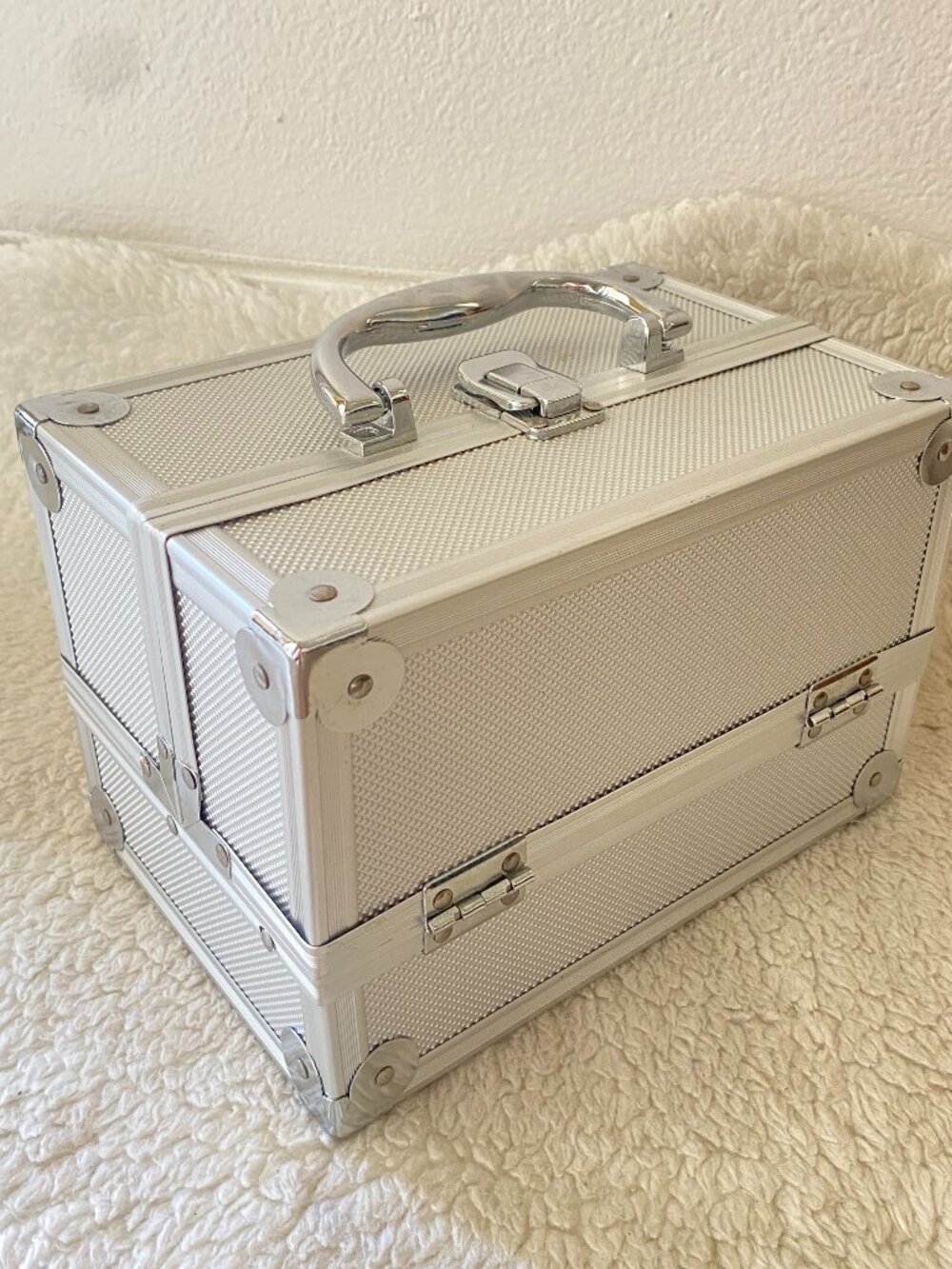 Silver Aluminum Makeup Train Case Lockable Cosmetic Organizer Jewelry Storage Bo